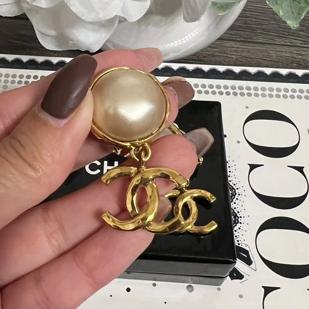 CHANEL Vintage Faux Pearl Gold CC Dangle Clip-On‎ Earrings